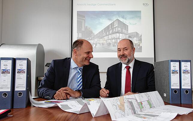 Singens Oberbürgermeister Bernd Häusler (links) und Marcus Janko (ECE) bei der Vertragsunterzeichnung vor Baubeginn.