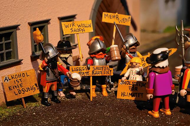 Bild 2: John Lennon auf der Insel Mainau? Und Soldaten bei SM-Spielchen? Über diese Details der Playmobil-Ausstellung im Archäologischen Landesmuseum können Eltern lachen