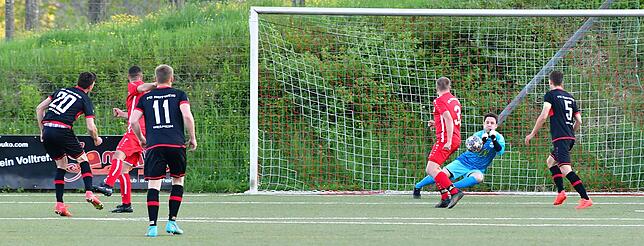 Bild 5: FC Rot-Weiß Weilheim besiegt den FC Wallbach im &bdquo;Duell am Strich&ldquo; mit 3:1 &ndash; wir haben die Bilder!