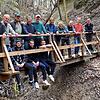 Die Gruppe Waldeslust, in der sich Ehrenamtliche engagieren, haben die Wege und Brücken im Gießbachtobel hergerichtet und neue Schilder ...