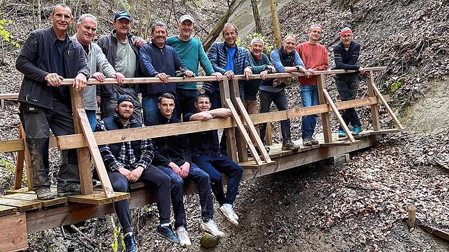 Die Gruppe Waldeslust, in der sich Ehrenamtliche engagieren, haben die Wege und Brücken im Gießbachtobel hergerichtet und neue Schilder ...