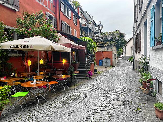Drinnen wie draußen ein Vergnügen: La Bodega in der Schreibergasse im Konstanzer Stadtteil Niederburg.