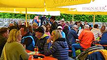 Trotz des wechselhaften Wetters lassen sich viele Hagnauer das traditionelle Häfelefest an Fronleichnam nicht entgehen. Bild: Manuela Klaas
