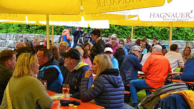 Trotz des wechselhaften Wetters lassen sich viele Hagnauer das traditionelle Häfelefest an Fronleichnam nicht entgehen. Bild: Manuela Klaas