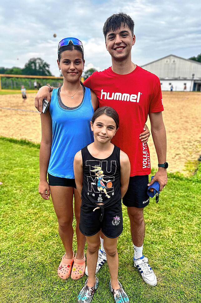 Alle drei Geschwister spielen Volleyball: David bei den VolleyYoungStars, Leana bei den Jüngsten des VfB Friedrichshafen und Lara nun ...