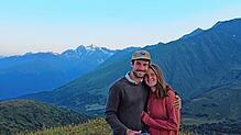 Felix Mutschler und Andrea Restle auf ihrer Reise vor den Bergen des Großen Kaukasus in Georgien.