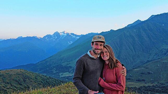 Felix Mutschler und Andrea Restle auf ihrer Reise vor den Bergen des Großen Kaukasus in Georgien.