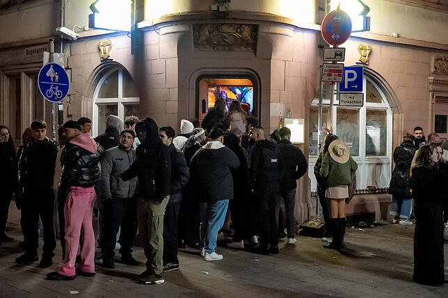 Schlangestehen am Donnerstagabend, 27. Februar, in der Färberstraße. Andere Tage waren an der Fasnet 2025 in der Färberstraße deutlich ...
