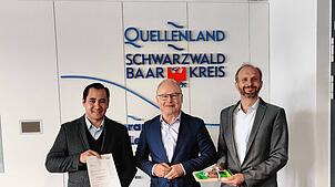 Von links: Kevin Kunz, Werner Rottler und Martin Seuffert bei der Amtsübergabe im Landratsamt. Foto: Landratsamt