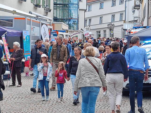 Zahlreiche Menschen flanieren schon kurz nach Beginn durch die Fußgängerzone.