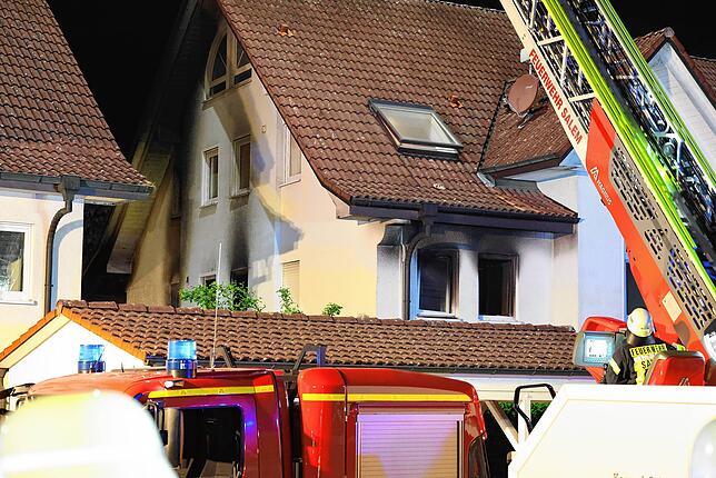 Ein Bild vom Einsatz in der Brandnacht, bei der das Objekt von Feuerwehrscheinwerfern hell erleuchtet wurde