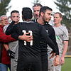 Rudelbildung: Bei der Partie zwischen dem SV Rietheim und FC Weilersbach hatten sich die Spieler auf dem Platz einiges zu sagen und ...