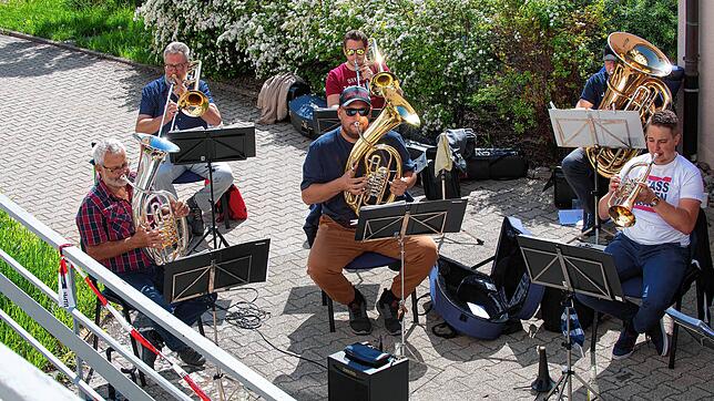 Die &bdquo;Seniorenkapelle&ldquo; der Stadtmusik Bonndorf und der Blaskapelle Grünwald-Holzschlag spielte für Bewohner des St. ...