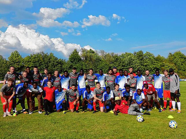 Beim Fußballspiel mit zwei gemischten Mannschaften bewiesen die Dogerner Fußballer und die Kicker aus Gambia, dass hier Integration ...