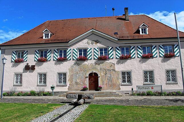 Eine Sehenswürdigkeit in Herdwangen ist das historische Rathaus. Sein großes Wandgemälde erzählt von der Zeit des Bauernkriegs.