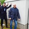 Felix Gieger vom Netzbetreiber Stiegeler Internet Service, Bürgermeister Holger Mayer und Ortsvorsteher Stefan Rill vor einem dem ...