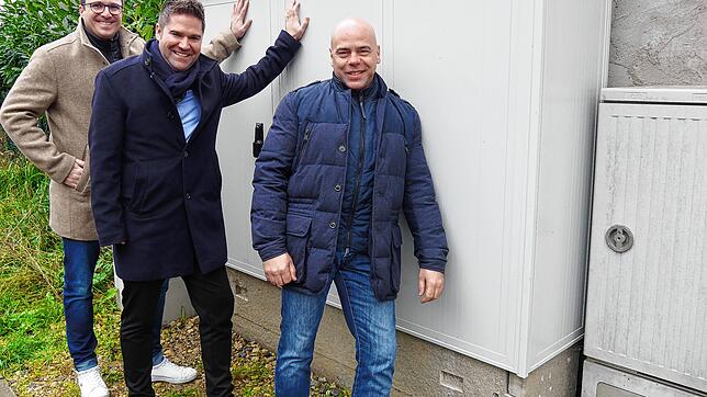Felix Gieger vom Netzbetreiber Stiegeler Internet Service, Bürgermeister Holger Mayer und Ortsvorsteher Stefan Rill vor einem dem ...