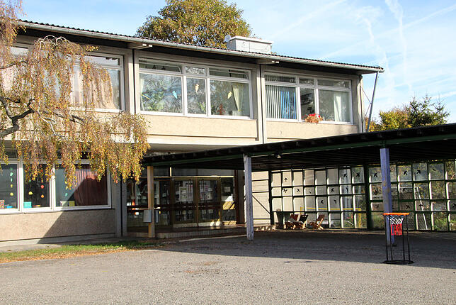 Abgerissen werden soll die Weiherdammschule, die künftig im Schulcampus ist.