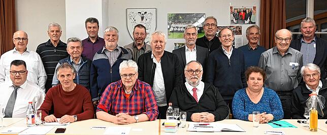 Das sind die Sänger des Männerchores Gurtweil und die wiedergewählten Vorstandsmitglieder (sitzend von links) Joachim Jehle (Beisitzer), ...