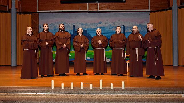 Der ukrainische Chor The Gregorian Voices überzeugte im Haus des Gastes in Höchenschwand. Rechts der Chorleiter Oleksiy Semenchuk. Bild: ...