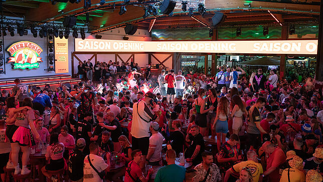 Urlauber feiern die Saisoneröffnung 2025 im Bierkönig auf Mallorca.