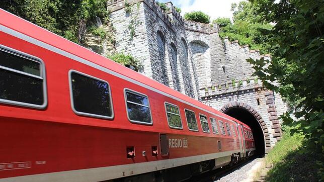 Das Tunnelportal im Bereich der Bodenseetherme in Überlingen. Das Stadtwerk am See plant, an die Gleise angrenzend, den Bau eines ...