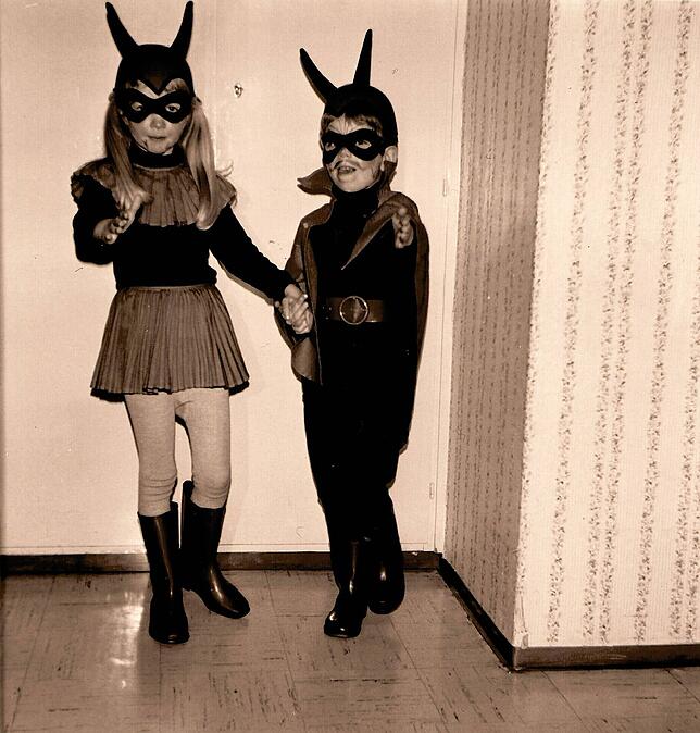 Kleine Teufelchen: Unsere gesuchte Politikerin (links) mit ihrem Bruder auf dem Weg zum Kinderball Ende der 1960er Jahre.
