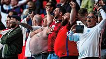 England-Fans jubeln &ndash; hier während der Vorrunde im Spiel gegen Tschechien. Auch beim Spiel gegen Deutschland dürften die ...