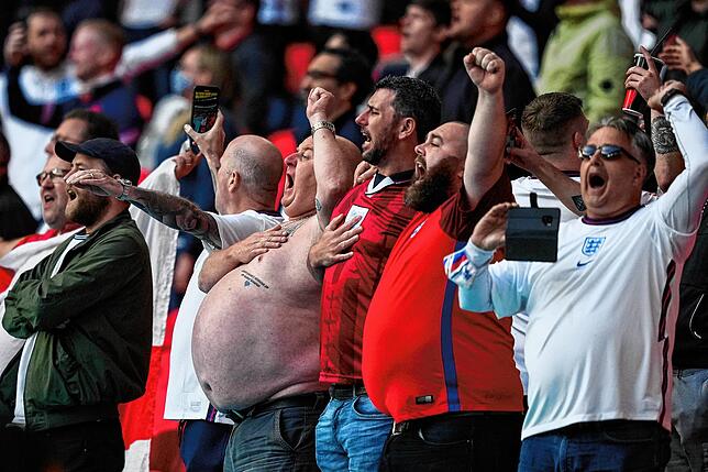 England-Fans jubeln – hier während der Vorrunde im Spiel gegen Tschechien. Auch beim Spiel gegen Deutschland dürften die ...