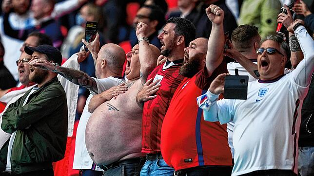 England-Fans jubeln &ndash; hier während der Vorrunde im Spiel gegen Tschechien. Auch beim Spiel gegen Deutschland dürften die ...
