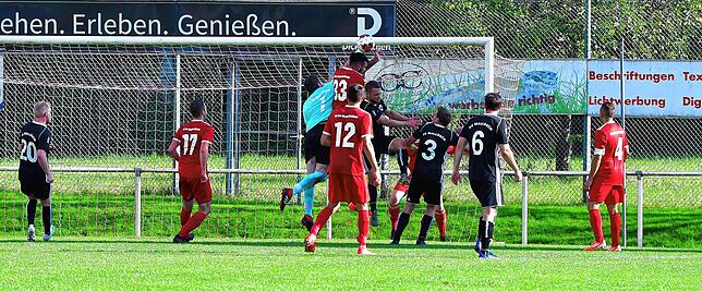 Bild 7: FC Wallbach dreht die Partie und gewinnt mit 3:2 gegen den FC RW Weilheim &ndash; und wir haben die Bilder!