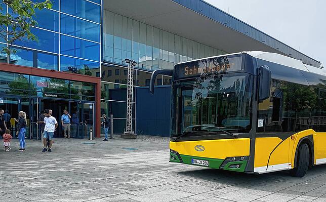 Einer der Busse, der Menschen in die sichere Stadthalle bringt.