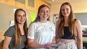 Elisabeth Baschnagel (von links), Luisa Weinmann und Sofia Anselm vom Fürstenberg-Gymnasium sind die Sieger des Video-Wettbewerbs.