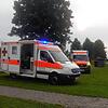Großaufgebot der Rettungsfahrzeuge: Am Salemer Schlosssee stehen nach einem Ertrinkungsunfall zwei Rettungswagen, ein Notarzt- und ein ...