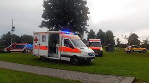 Großaufgebot der Rettungsfahrzeuge: Am Salemer Schlosssee stehen nach einem Ertrinkungsunfall zwei Rettungswagen, ein Notarzt- und ein ...