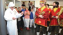 Chefarzt Sebastian Jung liest Narrenmusik- Chef Michael Back aus der Chronik der Narrenmusik vor. Der Besuch im Krankenhaus hat eine ...