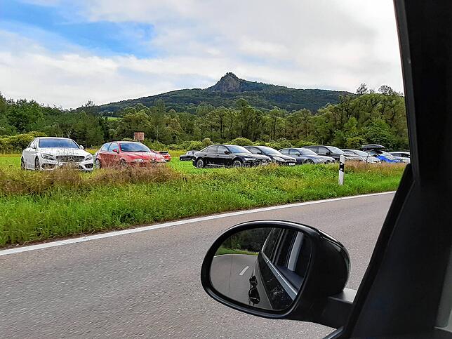Selbst an bedeckten Tagen parken Badegäste aus weitem Umkreis ihre Fahrzeuge illegal auf einer Wiese im Naturschutzgebiet. Die ...