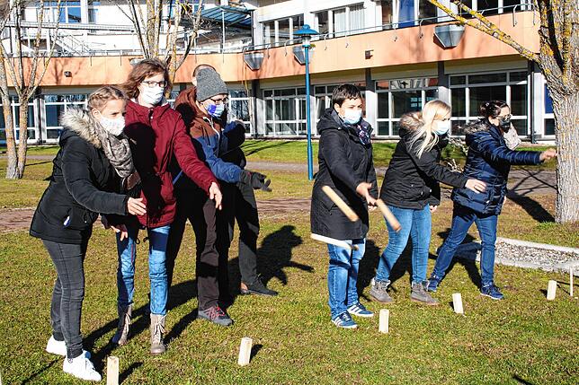 Freizeitgestaltung fällt mit Gleichaltrigen am leichtesten. Außerhalb der Therapiezeiten ist die Gruppe am liebsten draußen, zum ...