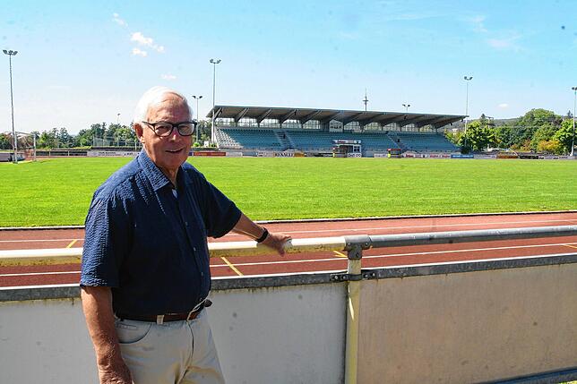 2022: Wolfgang Hörr im Langensteinstadion. Auch 30 Jahre nach dem Bau der Anlage schwingt bei ihm noch Stolz mit.