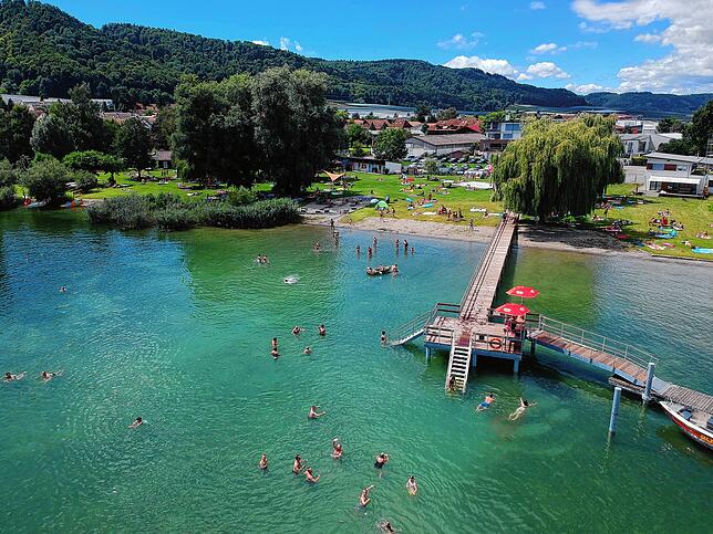 Das Strandbad Bodman verfügt über einen großen Badesteg.