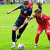 In der ersten Hälfte ein ständiger Unruheherd: Dominik Emminger vom Türk. SV Singen (links, hier im Zweikampf mit Tom Marmein (Türkspor ...