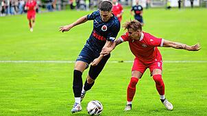 In der ersten Hälfte ein ständiger Unruheherd: Dominik Emminger vom Türk. SV Singen (links, hier im Zweikampf mit Tom Marmein (Türkspor ...