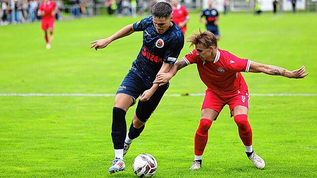 In der ersten Hälfte ein ständiger Unruheherd: Dominik Emminger vom Türk. SV Singen (links, hier im Zweikampf mit Tom Marmein (Türkspor ...
