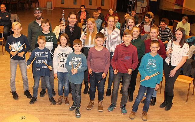 Gemeinsam mit ihren Lehrern Jürgen Schneckenburger und Justyna Duda (hinten links) strahlten die Musikschüler nach dem gelungenen ...