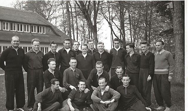 Zu Gast bei Sepp Herberger (links): Toni Lehr (oben rechts) im DFB-Trainingslager 1951.