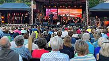 Rund 600 zahlende Gäste und etliche Zaungäste verfolgen das Konzert auf dem Domplatz. Bild: Sebastian Barthmes