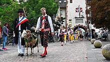 Der Schafsbock „Markus der Traditionsbewusste“ beim großen Umzug am Chilbi-Sonntag.