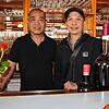 Tien Dung Pham und Trieu Duong Vu (von links) bringen ihre liebsten vietnamesischen Gerichte zu Tisch in ihrem eigenen Restaurant in ...