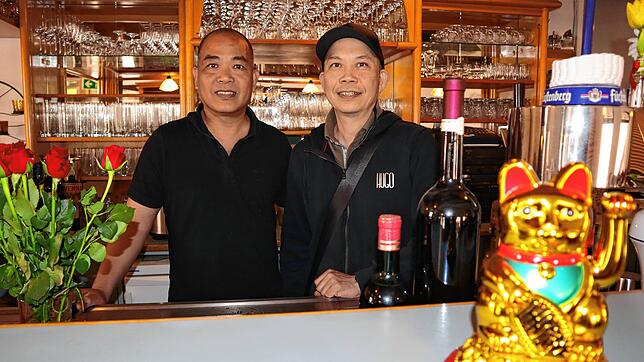 Tien Dung Pham und Trieu Duong Vu (von links) bringen ihre liebsten vietnamesischen Gerichte zu Tisch in ihrem eigenen Restaurant in ...