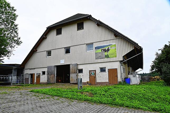 An der Stelle, wo einst der Eindachhof stand, ist heute nur das Stallgebäude. Das Wohnhaus steht in einiger Entfernung.